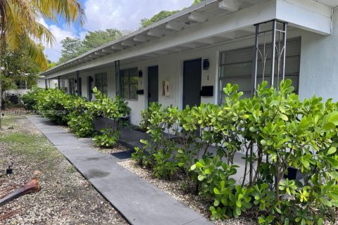 Commercial property in Miami, Florida № 2003149