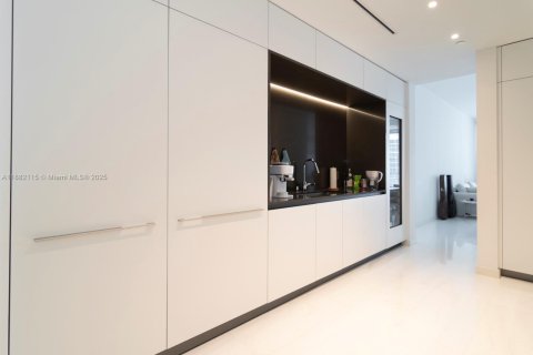 Condo in Miami, Florida, 3 bedrooms  № 1933189 - photo 19