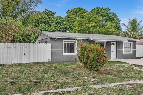 Casa en alquiler en Hollywood, Florida, 3 dormitorios, 120.68 m2 № 1984264 - foto 2