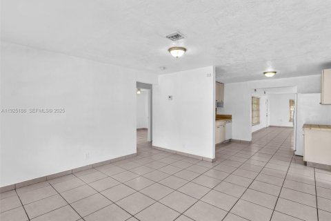 Casa en alquiler en Hollywood, Florida, 3 dormitorios, 120.68 m2 № 1984264 - foto 6