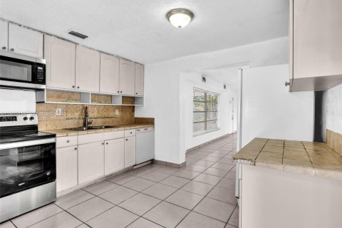 Casa en alquiler en Hollywood, Florida, 3 dormitorios, 120.68 m2 № 1984264 - foto 14