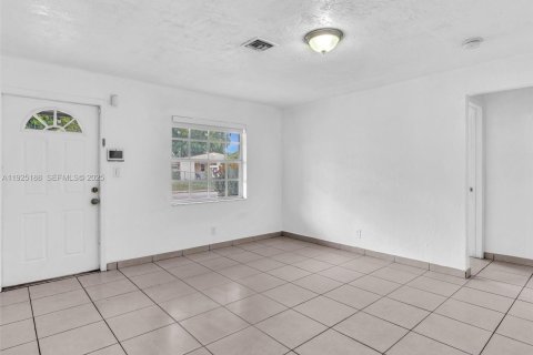 Casa en alquiler en Hollywood, Florida, 3 dormitorios, 120.68 m2 № 1984264 - foto 9