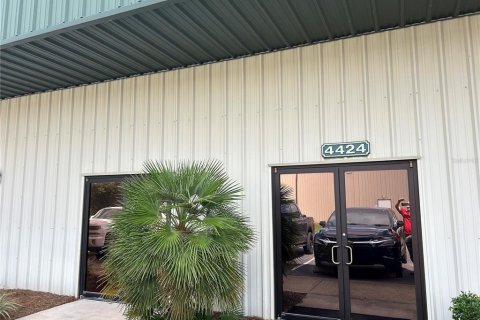 Propiedad comercial en alquiler en Wildwood, Florida, 836.12 m2 № 1380955 - foto 1