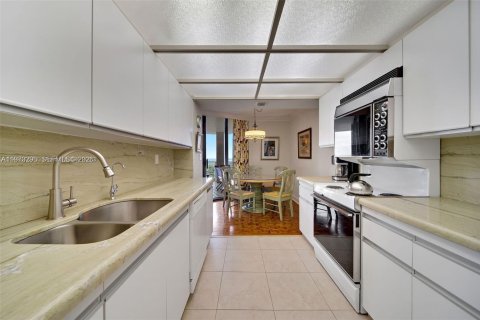 Condo in Miami, Florida, 2 bedrooms  № 2033889 - photo 6