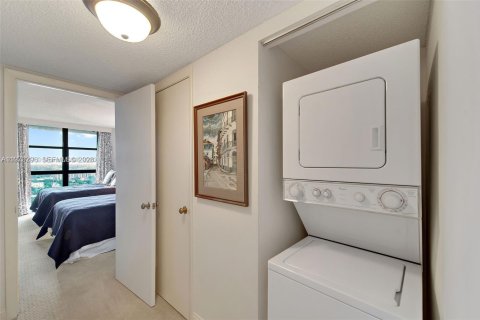 Condo in Miami, Florida, 2 bedrooms  № 2033889 - photo 12
