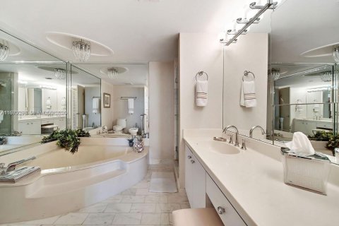 Condo in Miami, Florida, 2 bedrooms  № 2033889 - photo 18