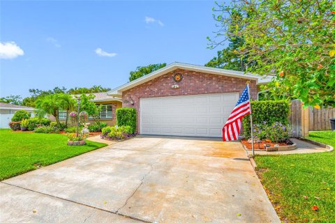 House in Dunedin, Florida 3 bedrooms, 142.88 sq.m. № 1816640 - photo 1