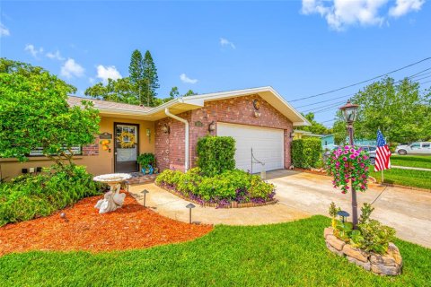 House in Dunedin, Florida 3 bedrooms, 142.88 sq.m. № 1816640 - photo 3