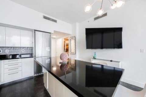 Condo in Miami, Florida, 1 bedroom  № 1865308 - photo 3