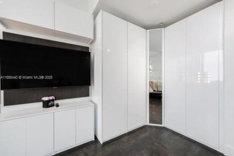 Condo in Miami, Florida, 1 bedroom  № 1865308 - photo 19