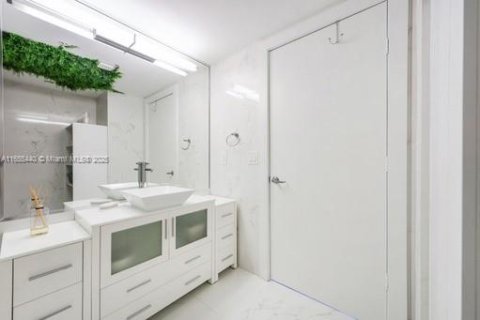 Condo in Miami, Florida, 1 bedroom  № 1865308 - photo 21