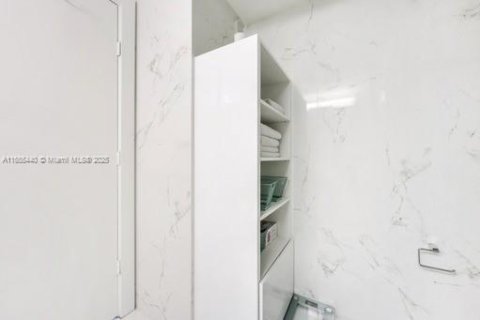 Condo in Miami, Florida, 1 bedroom  № 1865308 - photo 20