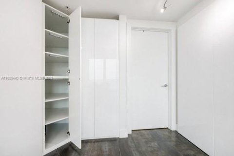 Condo in Miami, Florida, 1 bedroom  № 1865308 - photo 16