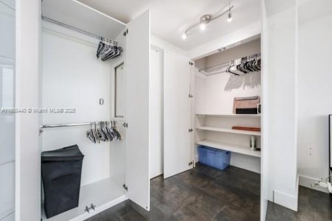 Condo in Miami, Florida, 1 bedroom  № 1865308 - photo 17