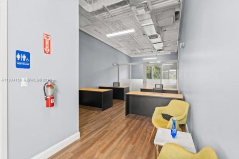 Propiedad comercial en venta en Miramar, Florida № 1992427 - foto 9