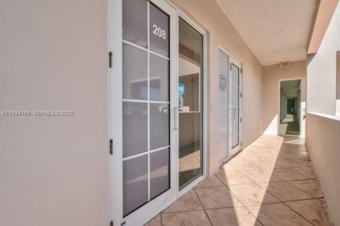 Propiedad comercial en venta en Miramar, Florida № 1992427 - foto 11