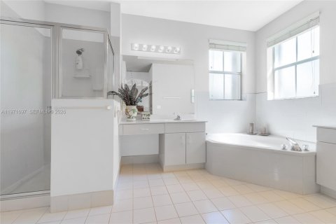 House in Miami, Florida 4 bedrooms, 263.01 sq.m. № 2042715 - photo 13