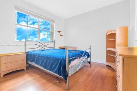 House in Miami, Florida 4 bedrooms, 263.01 sq.m. № 2042715 - photo 18