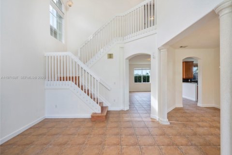 House in Miami, Florida 4 bedrooms, 263.01 sq.m. № 2042715 - photo 5