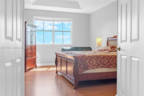 House in Miami, Florida 4 bedrooms, 263.01 sq.m. № 2042715 - photo 11