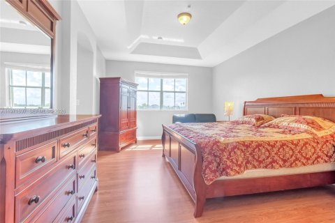 House in Miami, Florida 4 bedrooms, 263.01 sq.m. № 2042715 - photo 12