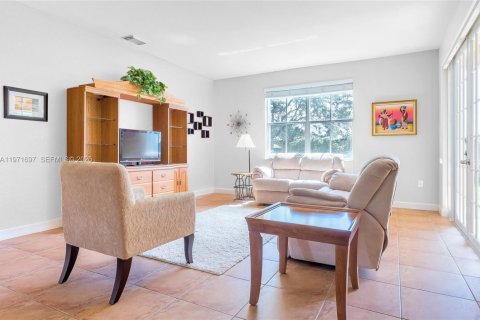 House in Miami, Florida 4 bedrooms, 263.01 sq.m. № 2042715 - photo 4