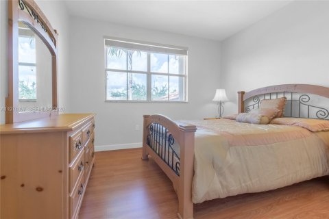 House in Miami, Florida 4 bedrooms, 263.01 sq.m. № 2042715 - photo 15