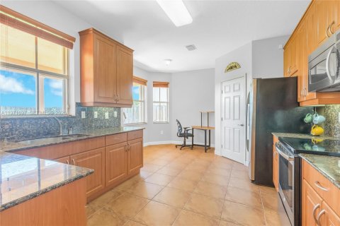 House in Miami, Florida 4 bedrooms, 263.01 sq.m. № 2042715 - photo 9