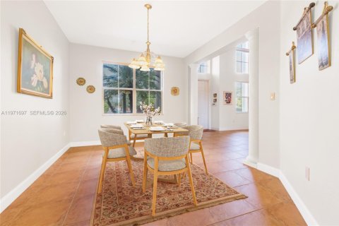 House in Miami, Florida 4 bedrooms, 263.01 sq.m. № 2042715 - photo 2