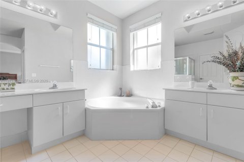 House in Miami, Florida 4 bedrooms, 263.01 sq.m. № 2042715 - photo 14