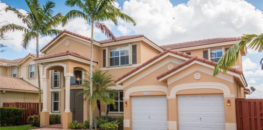 House in Miami, Florida 4 bedrooms, 263.01 sq.m. № 2042715