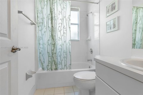 House in Miami, Florida 4 bedrooms, 263.01 sq.m. № 2042715 - photo 17