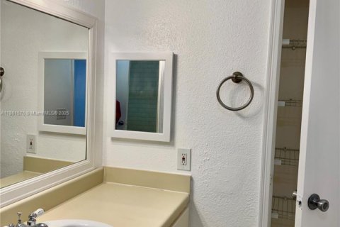Condo in Coral Springs, Florida, 1 bedroom  № 1896968 - photo 27