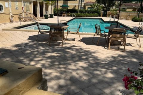 Condo in Coral Springs, Florida, 1 bedroom  № 1896968 - photo 14