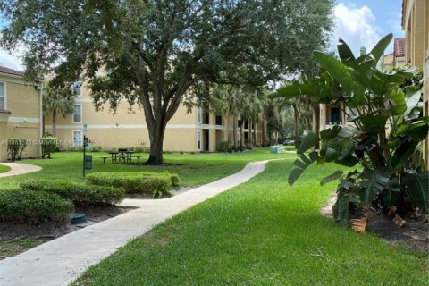 Condo in Coral Springs, Florida, 1 bedroom  № 1896968 - photo 9