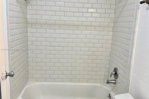 Condo in Coral Springs, Florida, 1 bedroom  № 1896968 - photo 28