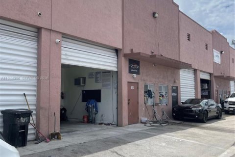 Commercial property in Miami, Florida № 2001556