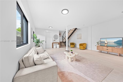 Adosado en venta en Miami, Florida, 4 dormitorios, 255.48 m2 № 2062927 - foto 10
