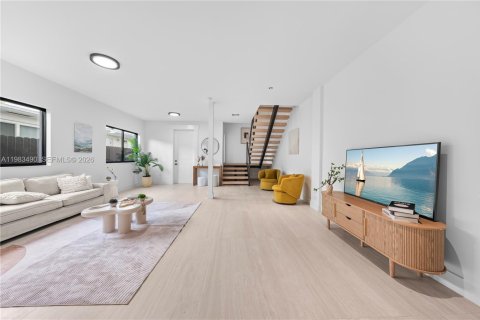 Adosado en venta en Miami, Florida, 4 dormitorios, 255.48 m2 № 2062927 - foto 9