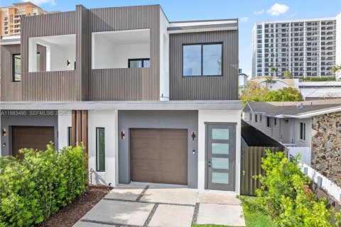 Adosado en venta en Miami, Florida, 4 dormitorios, 255.48 m2 № 2062927 - foto 3
