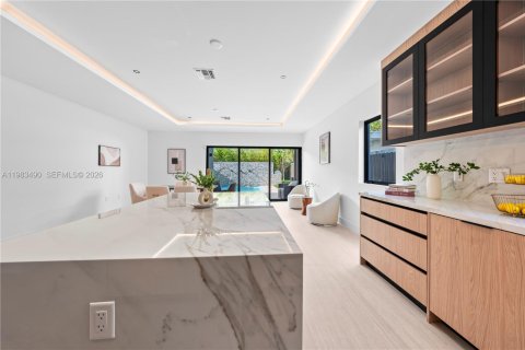 Adosado en venta en Miami, Florida, 4 dormitorios, 255.48 m2 № 2062927 - foto 12
