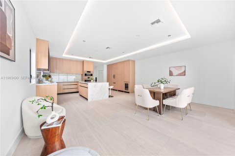 Adosado en venta en Miami, Florida, 4 dormitorios, 255.48 m2 № 2062927 - foto 18