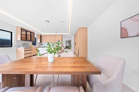 Adosado en venta en Miami, Florida, 4 dormitorios, 255.48 m2 № 2062927 - foto 16