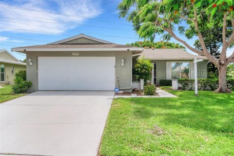 Casa en venta en Clearwater, Florida, 2 dormitorios, 136.38 m2 № 1675356 - foto 1