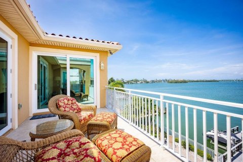 House in Indian Rocks Beach, Florida 5 bedrooms, 424.66 sq.m. № 1835980 - photo 24