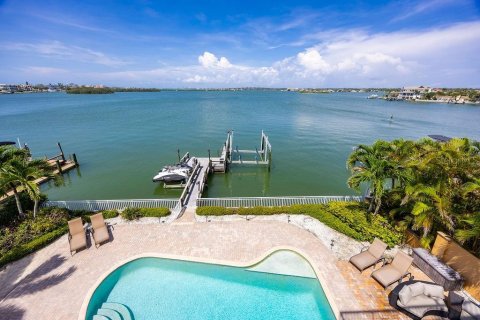 House in Indian Rocks Beach, Florida 5 bedrooms, 424.66 sq.m. № 1835980 - photo 4
