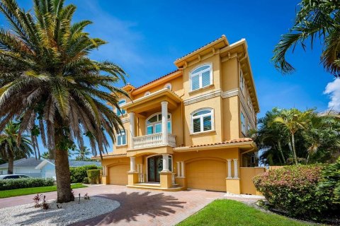House in Indian Rocks Beach, Florida 5 bedrooms, 424.66 sq.m. № 1835980 - photo 2