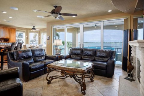 House in Indian Rocks Beach, Florida 5 bedrooms, 424.66 sq.m. № 1835980 - photo 5
