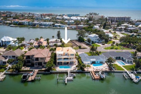 House in Indian Rocks Beach, Florida 5 bedrooms, 424.66 sq.m. № 1835980 - photo 1