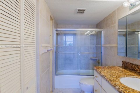 Copropriété à vendre à Tamarac, Floride: 2 chambres, 88.26 m2 № 2060328 - photo 17